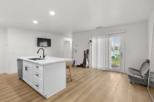 Building Photo - 6124 Pembroke Dr