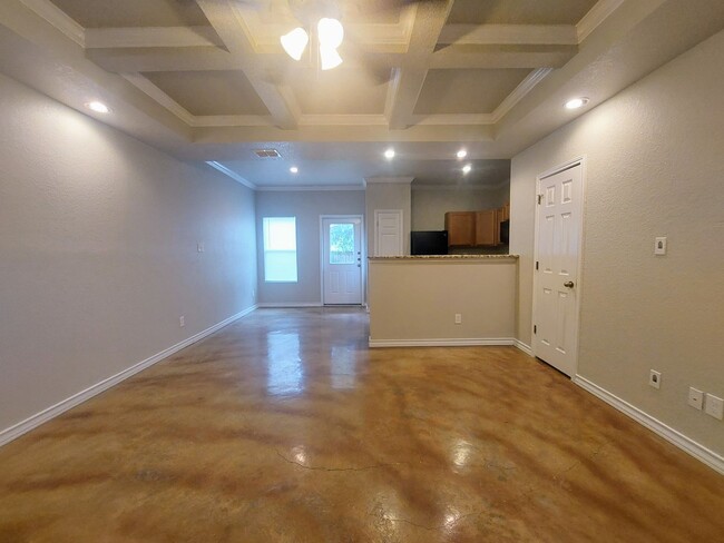 Building Photo - $300 OFF Move IN!! Beautiful townhome! 3 B...