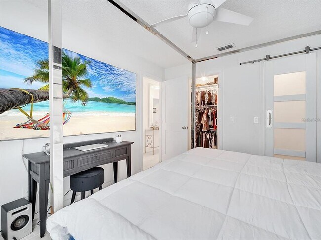 Building Photo - 4754 Lake Shore Dr