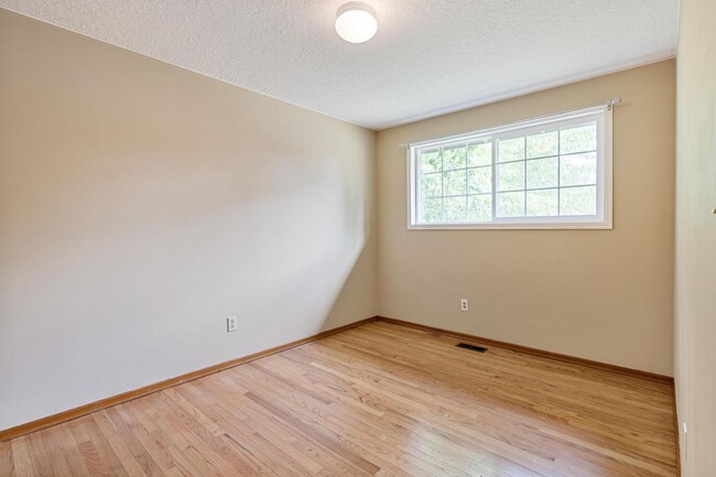 Building Photo - Beautiful, remodeled 3-bdrm/2-bath tri-lev...