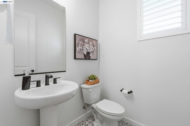 Building Photo - 1550 Plumas Dr