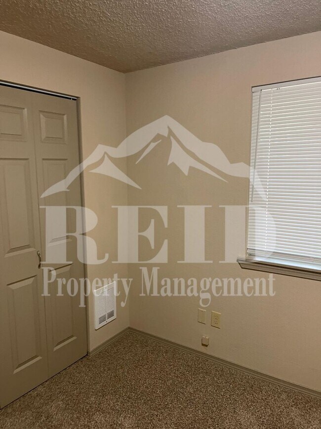 Building Photo - DUPLEX - 2 BED 1 BATH WITH 1 CAR GARAGE IN CENTRAL PORT ORCHARD!