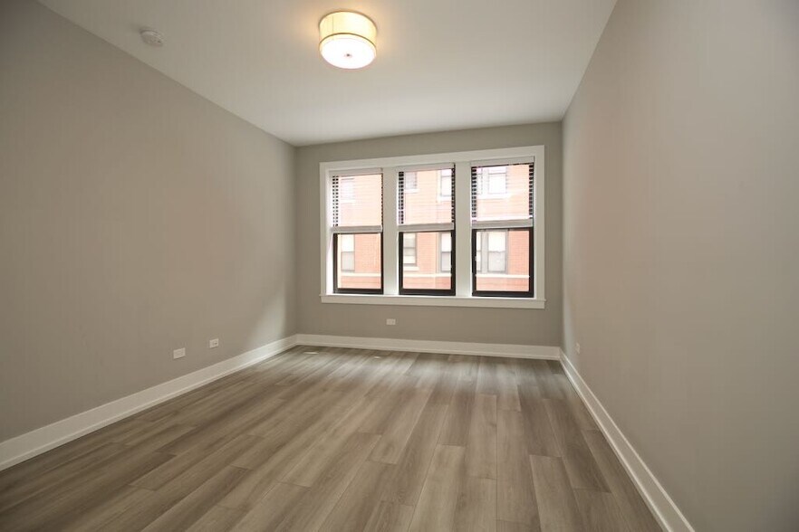 Building Photo - 3934 N Janssen Ave