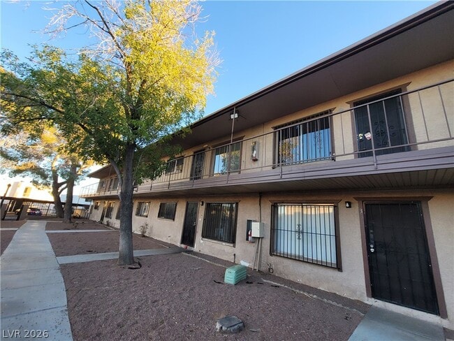 Building Photo - 615 S Royal Crest Cir