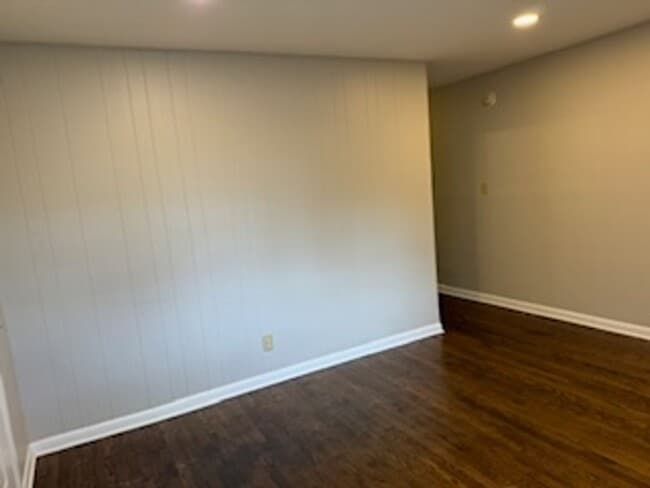 Building Photo - Newly Renovated Unit!