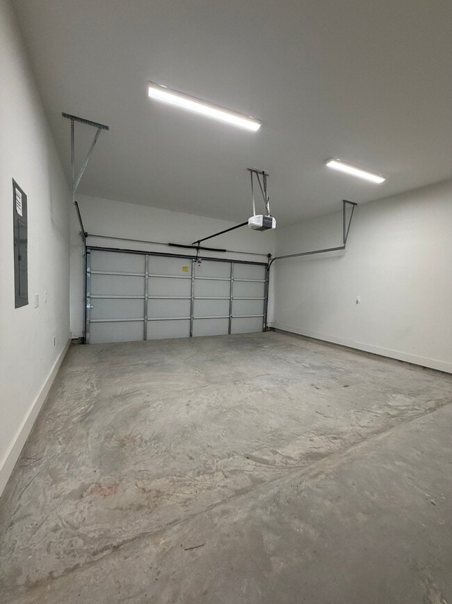 Building Photo - 6733 Peerless St