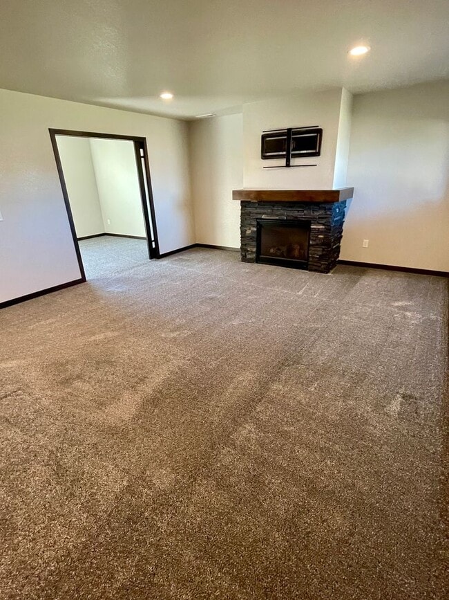 Building Photo - * GAME-CHANGING-MOVE-IN-SPECIAL * 4 Bedroom, 3 Bathroom with Office for Rent