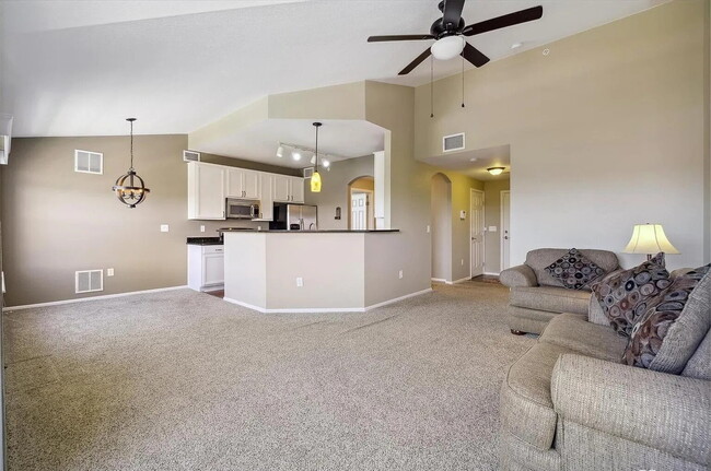 Building Photo - Spacious 2 bedroom, 2 bathroom condo for r...