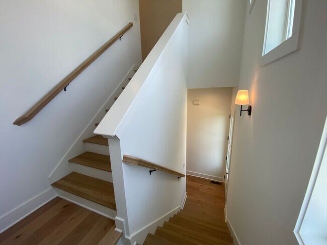 Building Photo - 4 Bed 3 Bath - 4 Min from Downtown - LAWN CARE INCLUDED