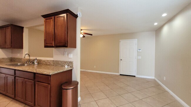 Building Photo - Popular Escondido Single Story 3 Bedroom Home!
