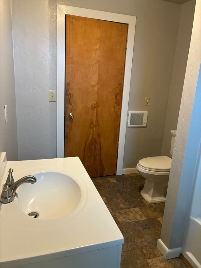 Building Photo - 1415 E 850 N