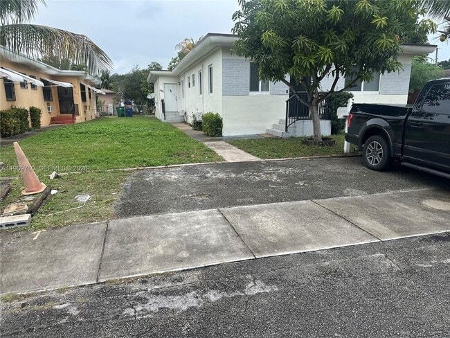 Building Photo - 1147 NE 113th St