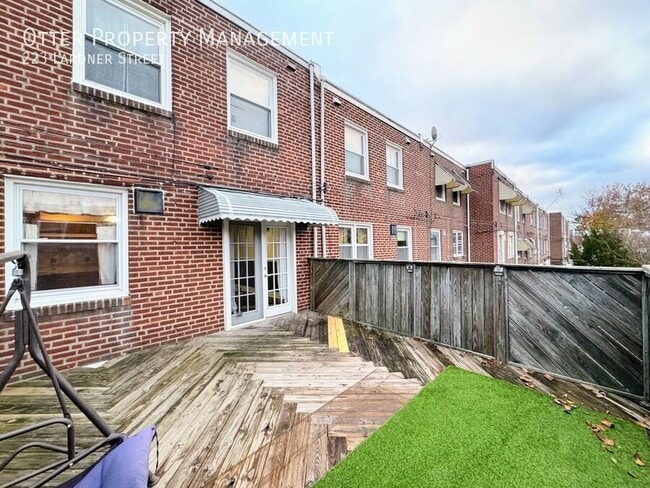 Building Photo - 223 Lardner St