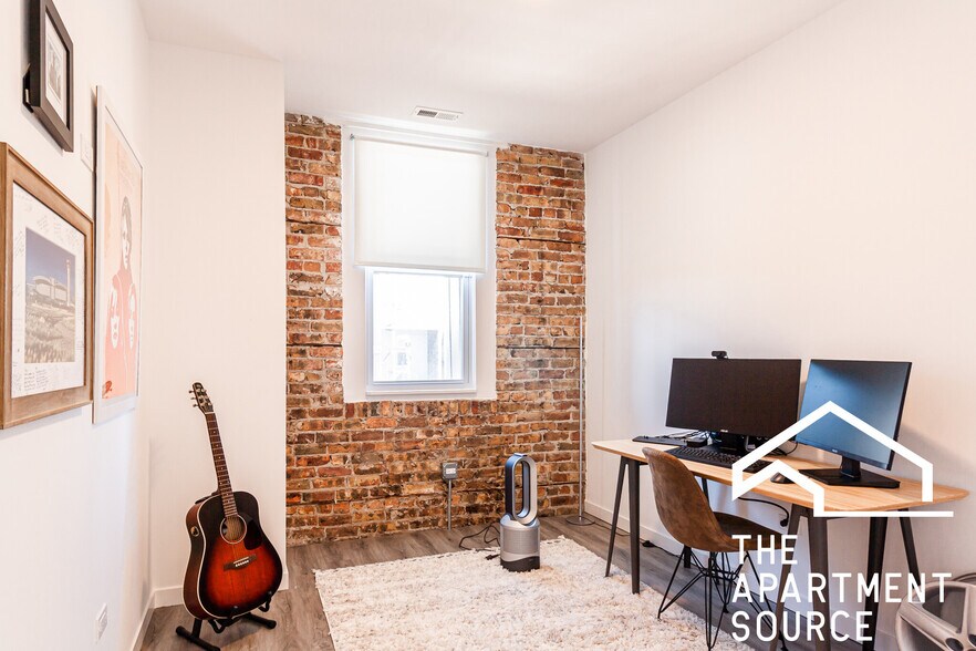 Building Photo - 2741 W Division St