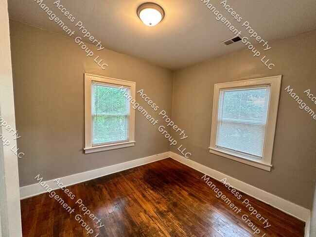 Building Photo - Large Upper 2 Bedroom SE Side Unit