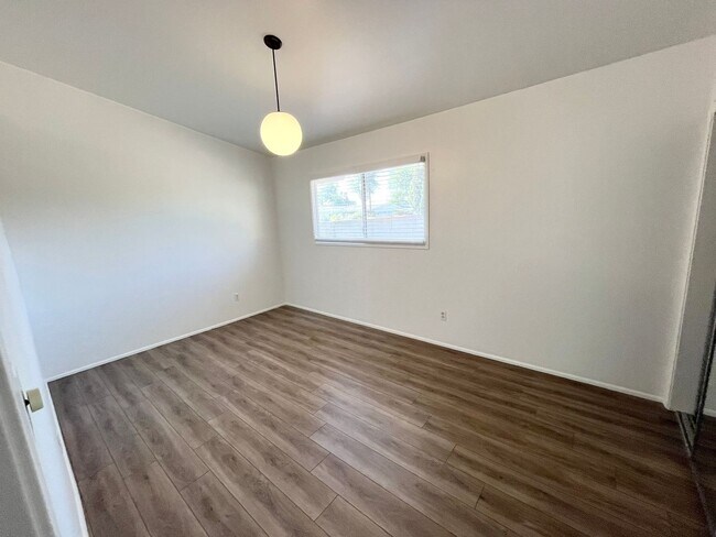 Building Photo - Charming 4 bedroom house with extra living...