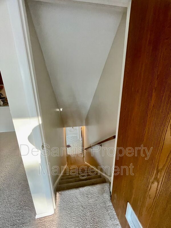 Building Photo - 925 Elm Ct