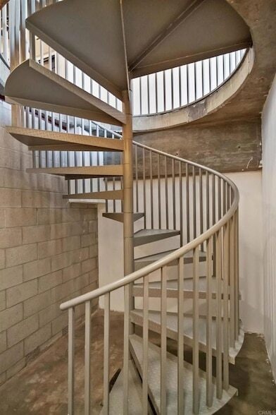 Building Photo - 5750 Hollywood Blvd