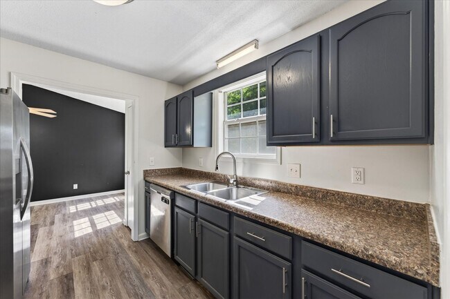 Building Photo - 727 Acorn Dr
