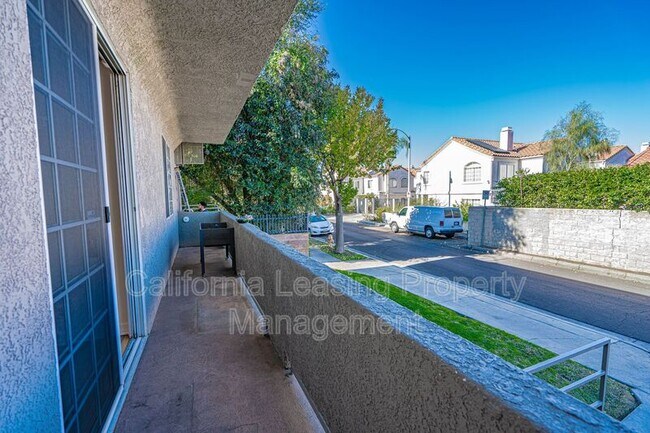 Building Photo - 18347 Saticoy St