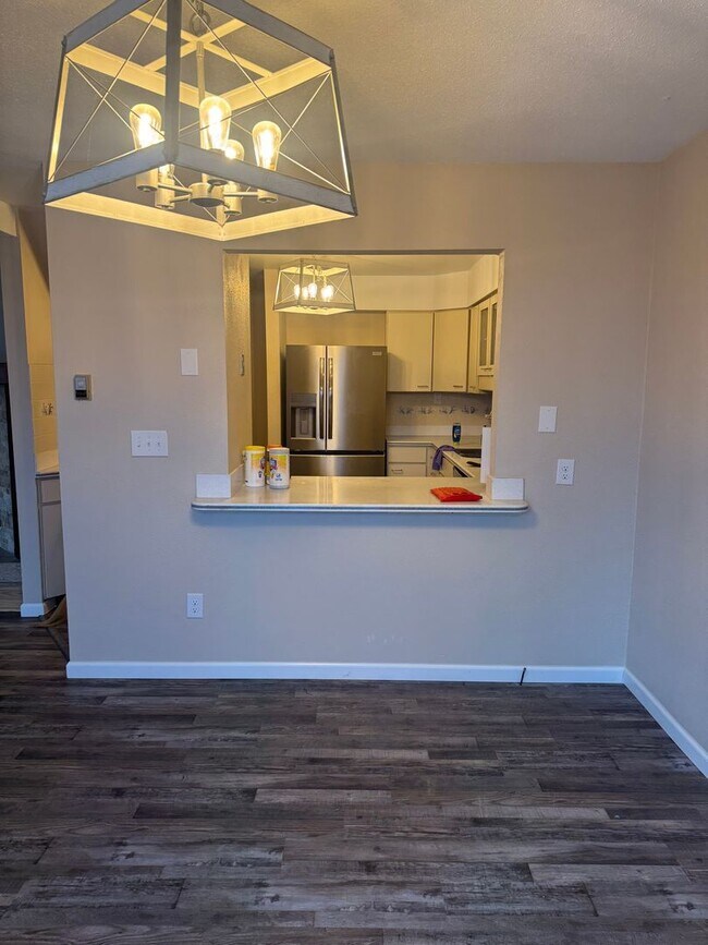 Building Photo - Stunning 2 bedroom townhouse