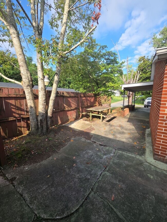 Building Photo - Spacious 2-Bedroom One-Level Home with Carport and Large Backyard