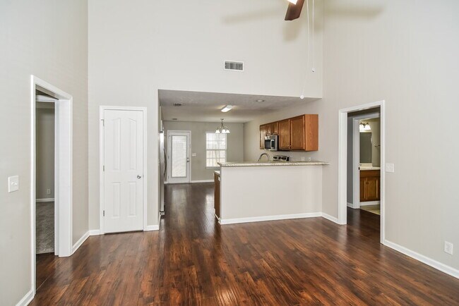 Building Photo - 3048 Roscommon Dr