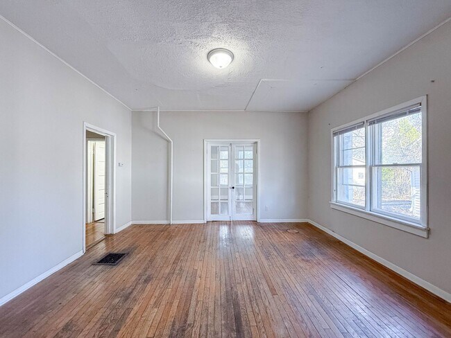 Building Photo - Short