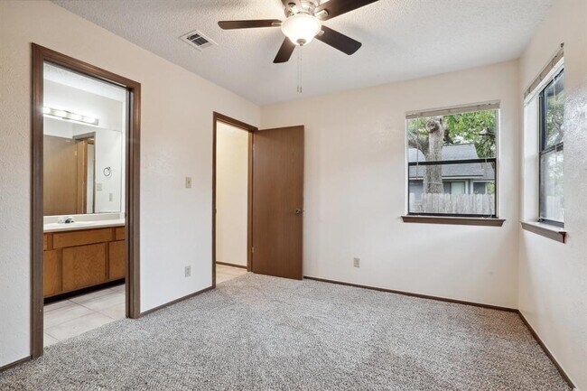 Building Photo - 2621 Garrettson Dr