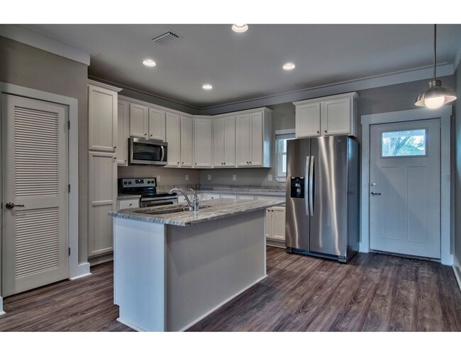 Building Photo - Beautiful 2/2.5 Townhouse in the heart of Freeport