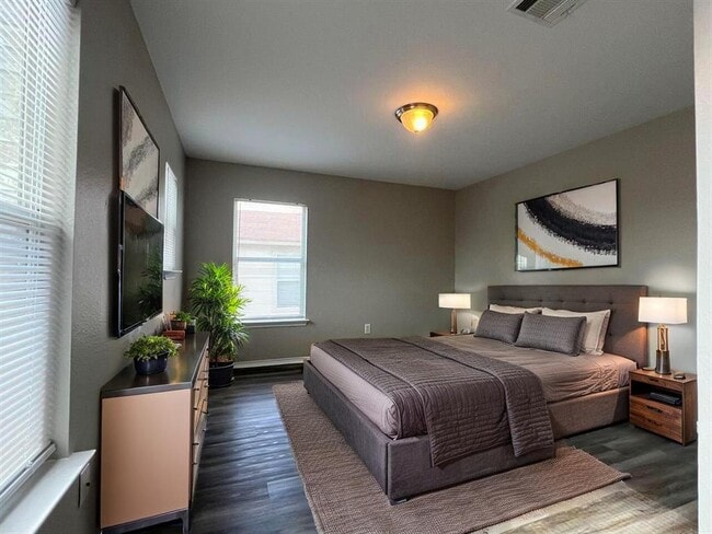 Building Photo - 13120 Dearbonne Dr