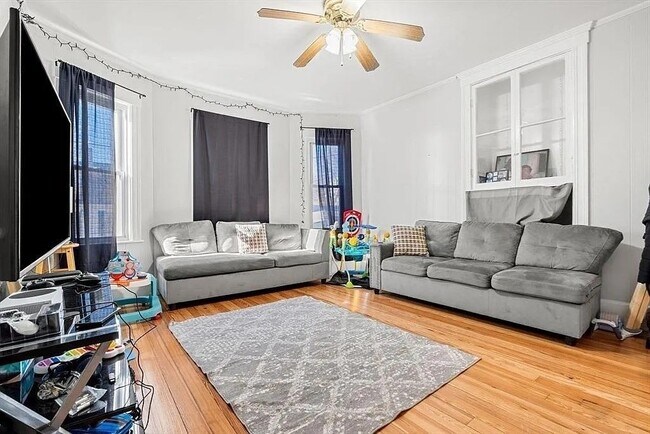 Primary Photo - 633 River St