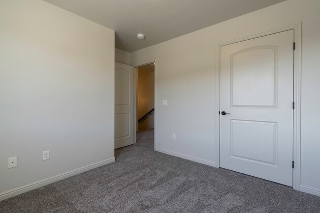 Building Photo - Townhome available in Millcreek Springs with a community pool!