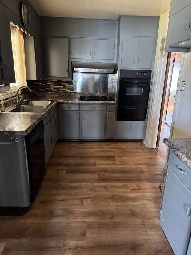 Building Photo - "Charming 3-Bedroom Retreat in Birmingham - Spacious 1920 Sq. Ft. Home on Red Lane Drive!"