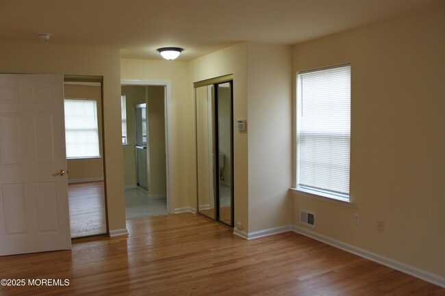 Building Photo - 1529 Windward Ave