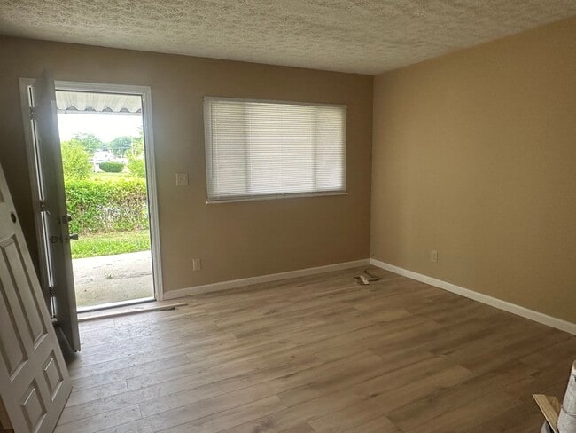 Building Photo - 1113 Rossiter Dr
