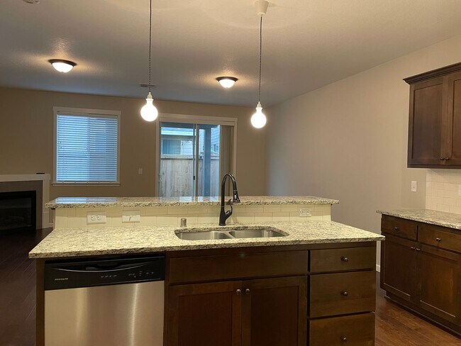 Building Photo - Spacious 3 Bedroom Home with Fenced Yard, Patio, and 2-Car Garage Near Mill Plain.