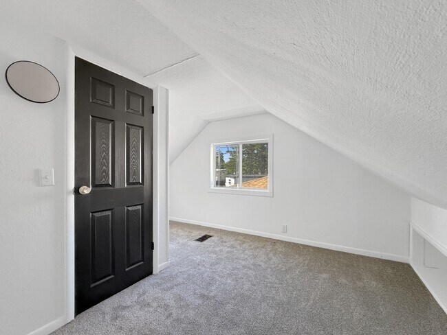 Building Photo - 3044 Hickory Grove Ave