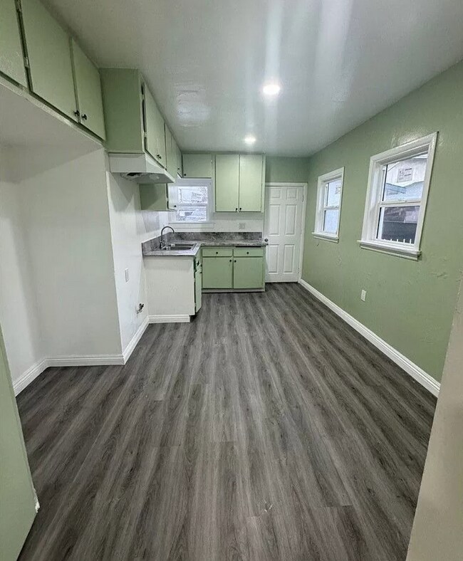 Building Photo - 3906 W 109th St