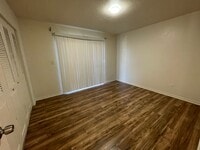 Building Photo - 2 Bedroom Located in Pineridge Available N...