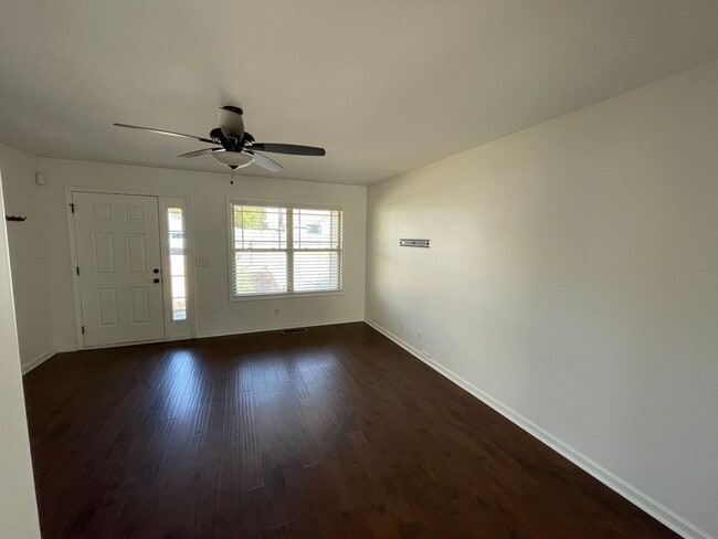 Building Photo - Well-Maintained 3 Bedroom, 2 Bath Home wit...