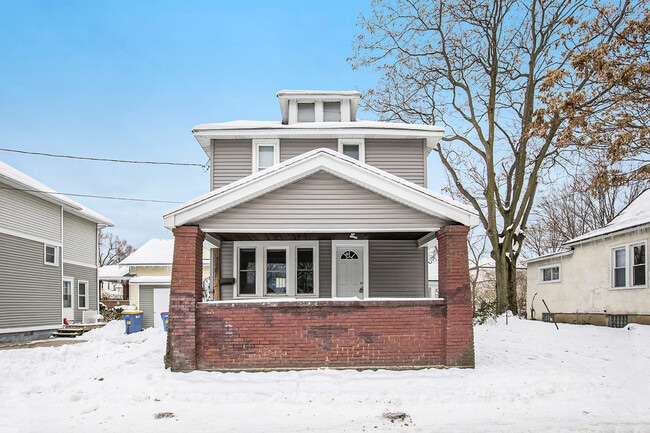 Building Photo - 912 Zeeland Ct NE