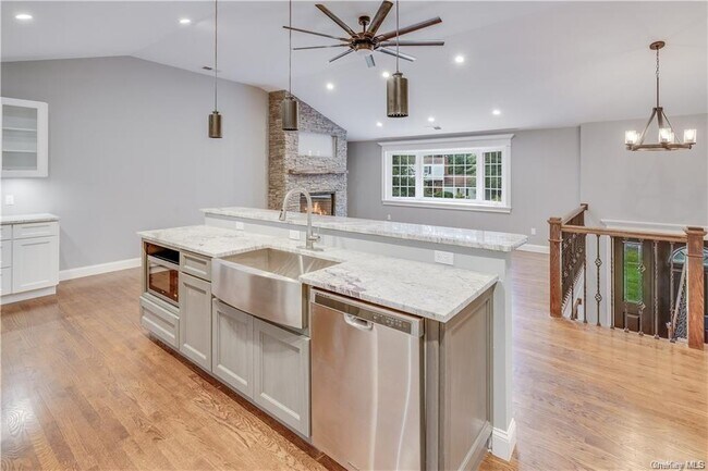 Building Photo - 8 Montfort Woods Rd