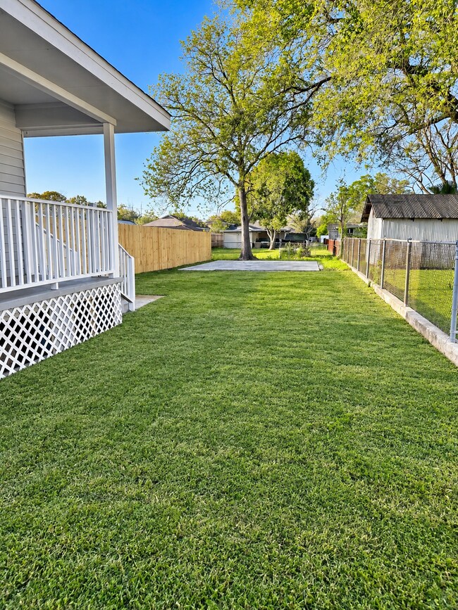 Building Photo - 5130 Oak Dr