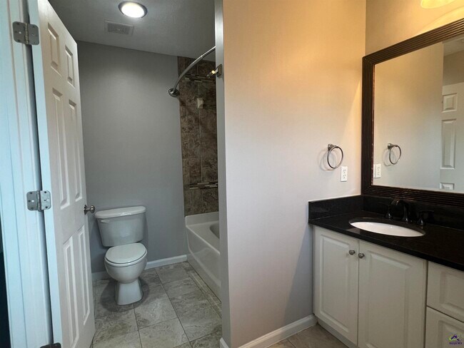 Building Photo - 226 Golden Eagle Dr