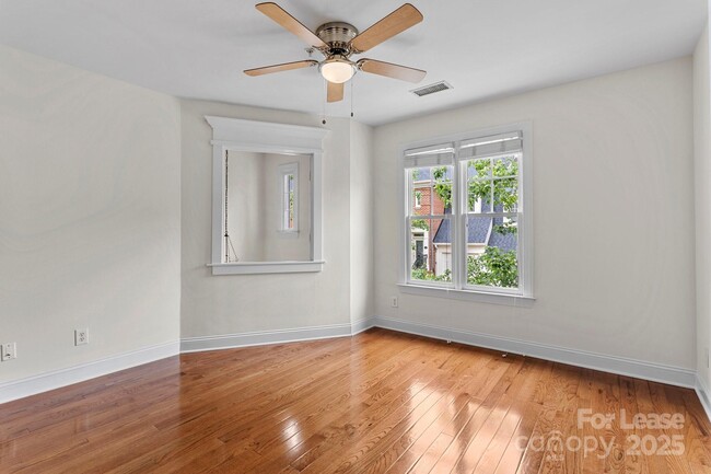 Building Photo - 1192 Hampton Gardens Ln