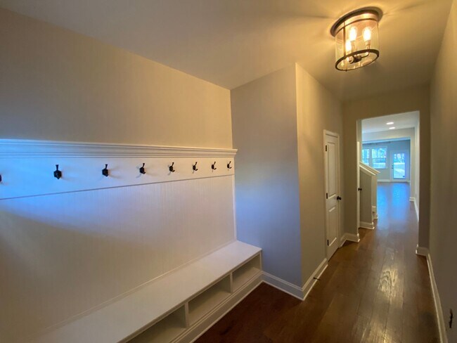 Building Photo - Immaculate Hillsborough Townhome