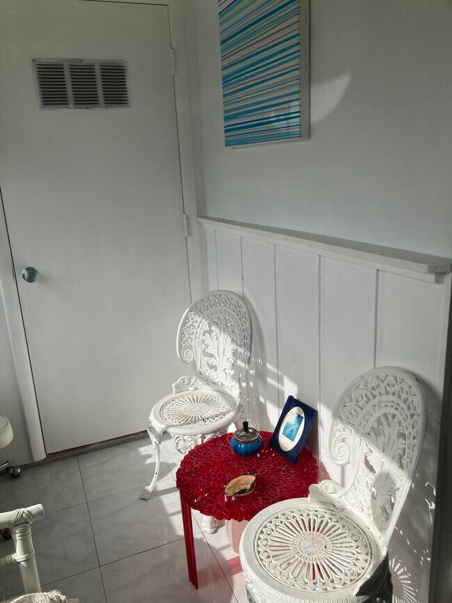 Building Photo - 224 Burgundy Ave