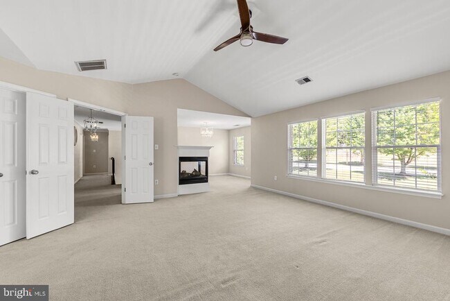 Building Photo - 9201 Golf Ct