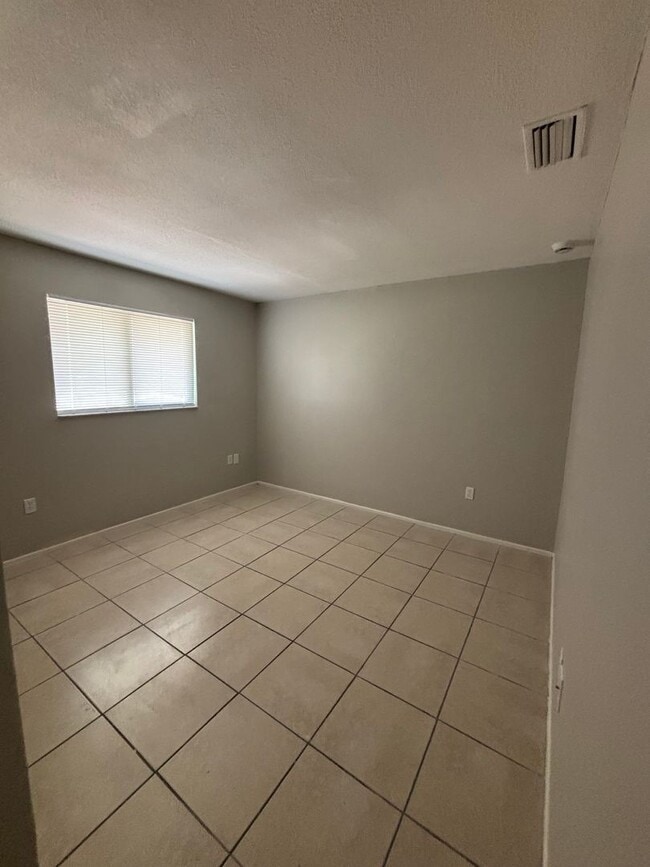 Building Photo - 929 33rd Ave W